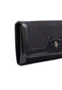 Černá kožená peněženka s texturovaným povrchem, embosovaným logem a šitými detaily. Obsahuje klopnu a několik přihrádek na karty.