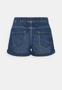 Tummansiniset farkkushortsit, joissa on joustava vyötärö, kaksi takataskua, kontrastiommel ja käännetyt lahkeet valkoista taustaa vasten.