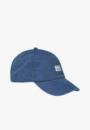 Casquette de baseball en coton bleu avec une visière courbée et une petite étiquette rectangulaire en tissu sur le panneau avant.
