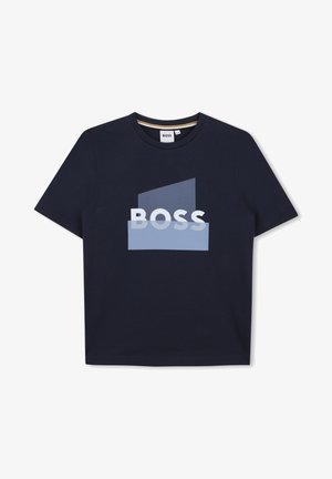 Marineblauw T-shirt met korte mouwen en een ronde hals met een grafisch ontwerp met het woord "BOSS" in witte en lichtblauwe geometrische vormen.