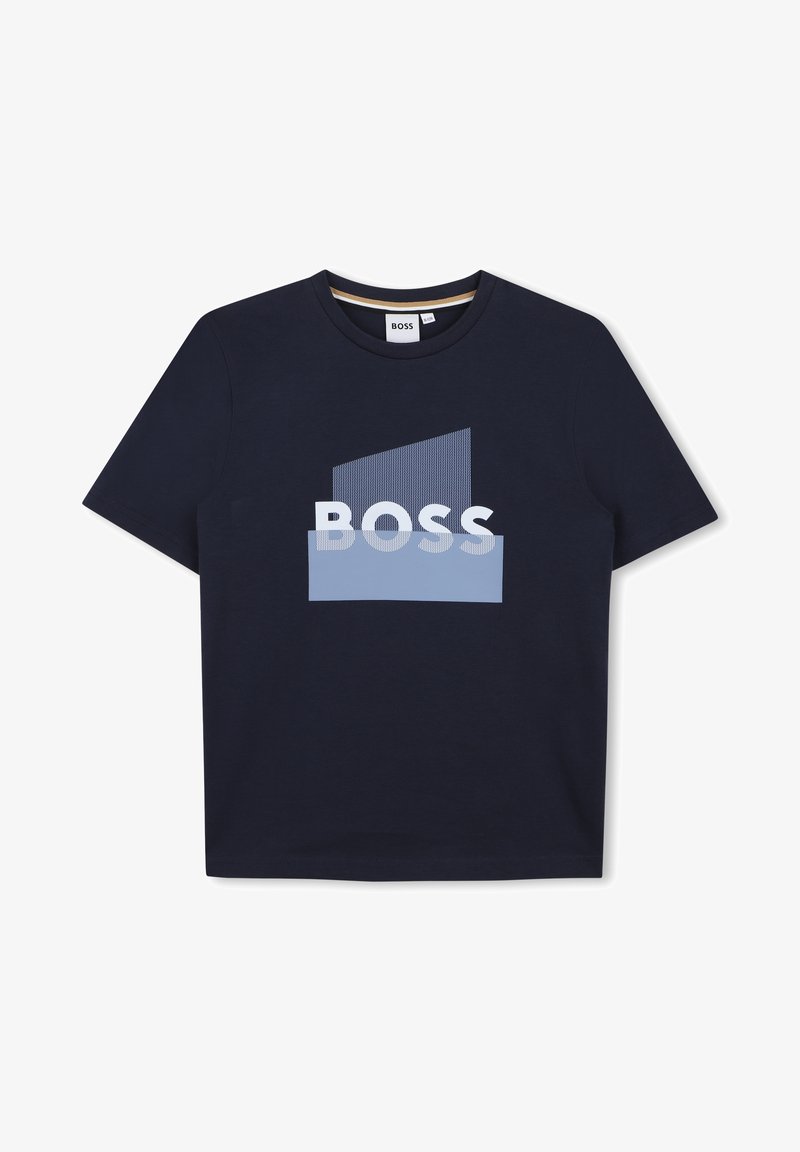 T-shirt bleu marine à manches courtes avec un col rond et un motif graphique comprenant le mot « BOSS » en formes géométriques blanches et bleu clair.