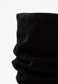 Tissu en suédine noire, présentant une texture douce avec des sections froncées, créant un design fluide. Les extrémités sont soigneusement ourlées pour une finition soignée.