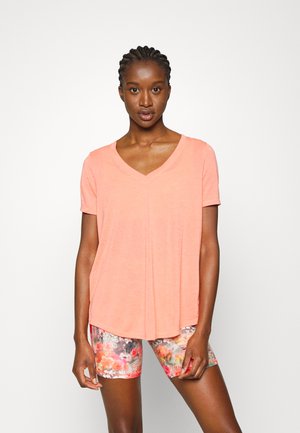 BREEZY SCOOP V TEE - Sports T-shirt - sunset glow