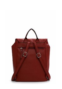 Sac à dos en cuir rouge avec une finition texturée. Dispose de deux sangles réglables, d'une poignée supérieure et d'une poche zippée à l'avant. Design carré.