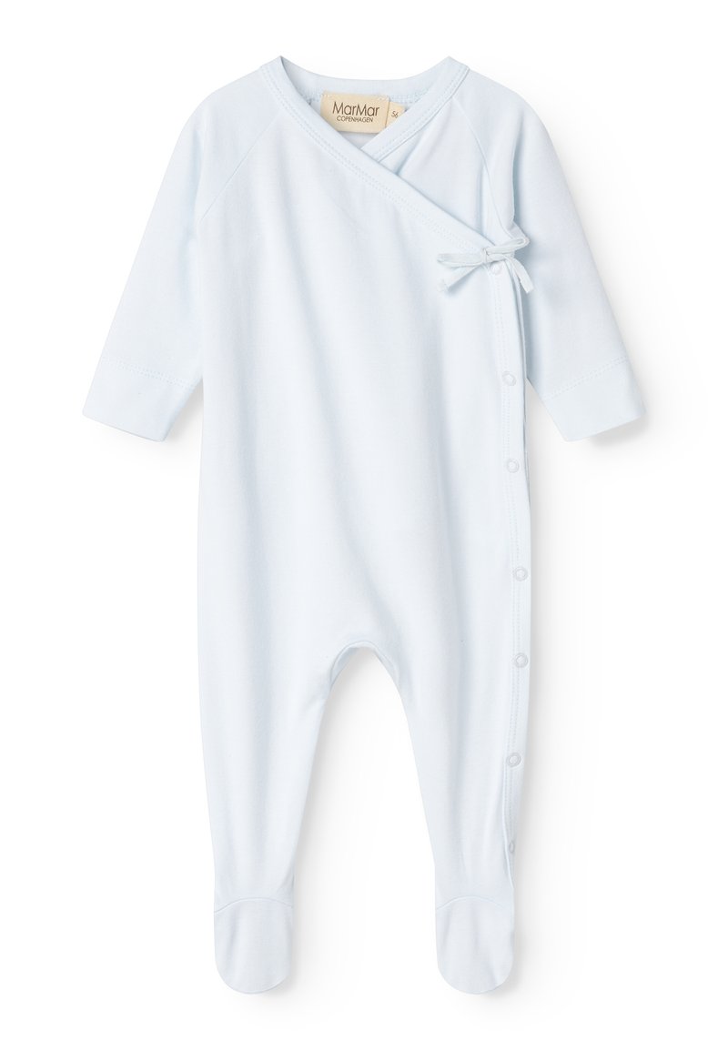 Lys blå babybody laget av myk bomull, har lange ermer, trykknappåpning langs siden, og en bundet bueaccent.