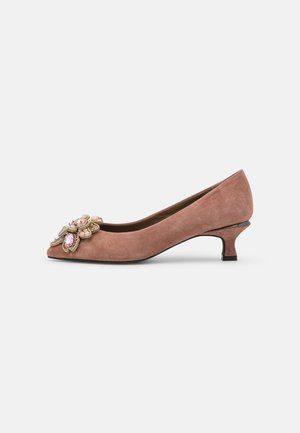 Damskie buty na niskim obcasie z miękkiego zamszu w kolorze mauve, z ostrym noskiem i ozdobą z różowych i złotych kamieni na przodzie.