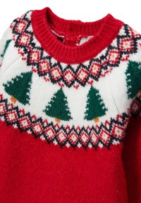 Pull en maille rouge avec un empiècement blanc orné de sapins verts de Noël et de motifs géométriques en noir, rouge et orange. Col côtelé.