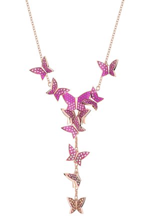 Collier chaîne en or rose avec plusieurs breloques papillons ornées de cristaux roses et violets regroupées au centre et suspendues en dessous.