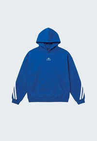 Sweat à capuche bleu avec des bandes blanches sur les manches et petit logo blanc sur la poitrine, poche kangourou avant, posé à plat sur fond clair.
