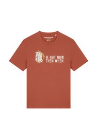 Roestkleurig katoen t-shirt met een afbeelding van een rugzak en de tekst "ALS HET NIET NU IS, WANNEER DAN?" in lichtbeige letters. Korte mouwen, ronde hals.