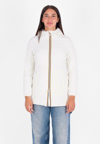 Witte pufferjack met capuchon, voorzien van een centrale ritsluiting en meerkleurige gestreepte accent langs de voorkant. Glad textuur en aansluitende manchetten.