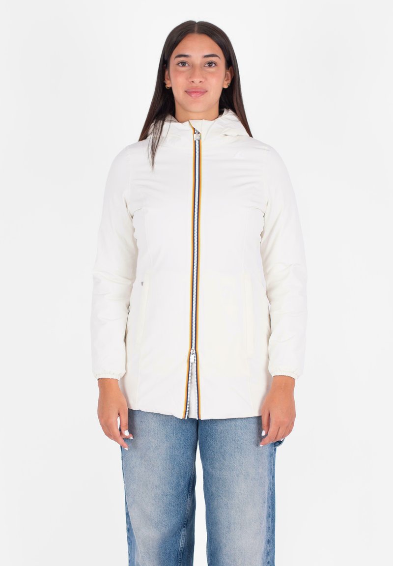 Witte pufferjack met capuchon, voorzien van een centrale ritsluiting en meerkleurige gestreepte accent langs de voorkant. Glad textuur en aansluitende manchetten.