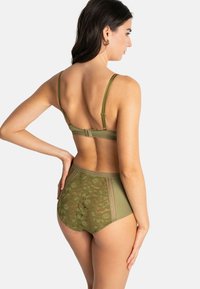 Ensemble de lingerie vert olive comprenant un soutien-gorge avec des bretelles réglables et une culotte taille haute avec des détails en dentelle florale. Conçu avec un tissu doux.