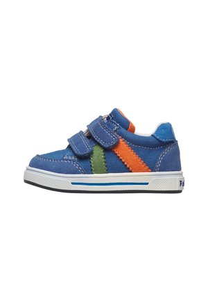 Blauer Kindersneaker mit orange-grünen Streifen, zwei Klettverschlüssen, weißer Sohle mit blauem Akzent und gesteppten Details.