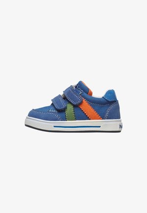 Baskets bleues pour enfants avec des bandes orange et vertes, deux brides en Velcro, semelle blanche avec un accent bleu, et détails cousus.