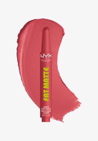 Crayon à lèvres rouge mat NYX Professional Makeup étiqueté "Fat Matte" sur un fond texturé avec une trace de rouge à lèvres rouge.