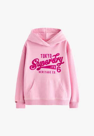 Jasnoróżowa bluza z kapturem z kieszenią z przodu i wyraźnym, ciemnoróżowym napisem "Tokyo Superdry JPN 6 Heritage Co." na piersi.