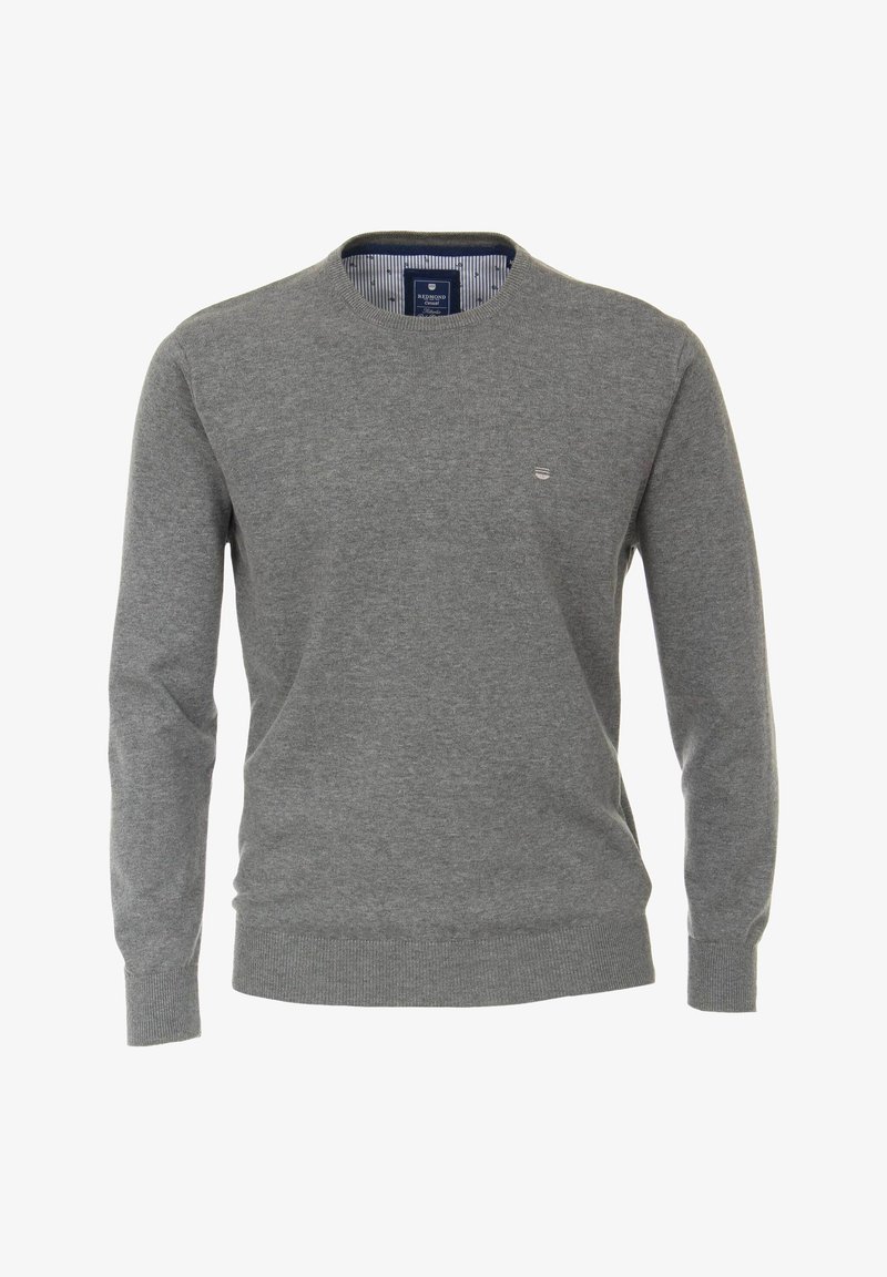 Grauer Strickpullover mit langen Ärmeln, Rundhalsausschnitt, gerippten Bündchen und Saum, mit kleinem Logo auf der Brust. Glatte Textur.