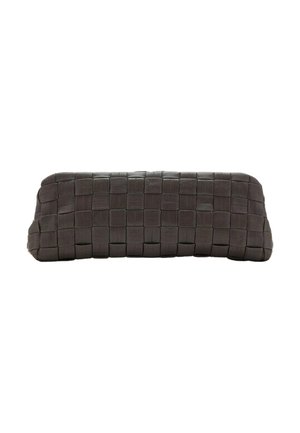 Mørkebrun clutch med et rektangulært vævet lædermønster og en blød, let rundet form.