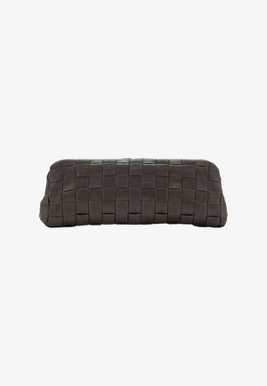 Mørkebrun clutch med et rektangulært vævet lædermønster og en blød, let rundet form.
