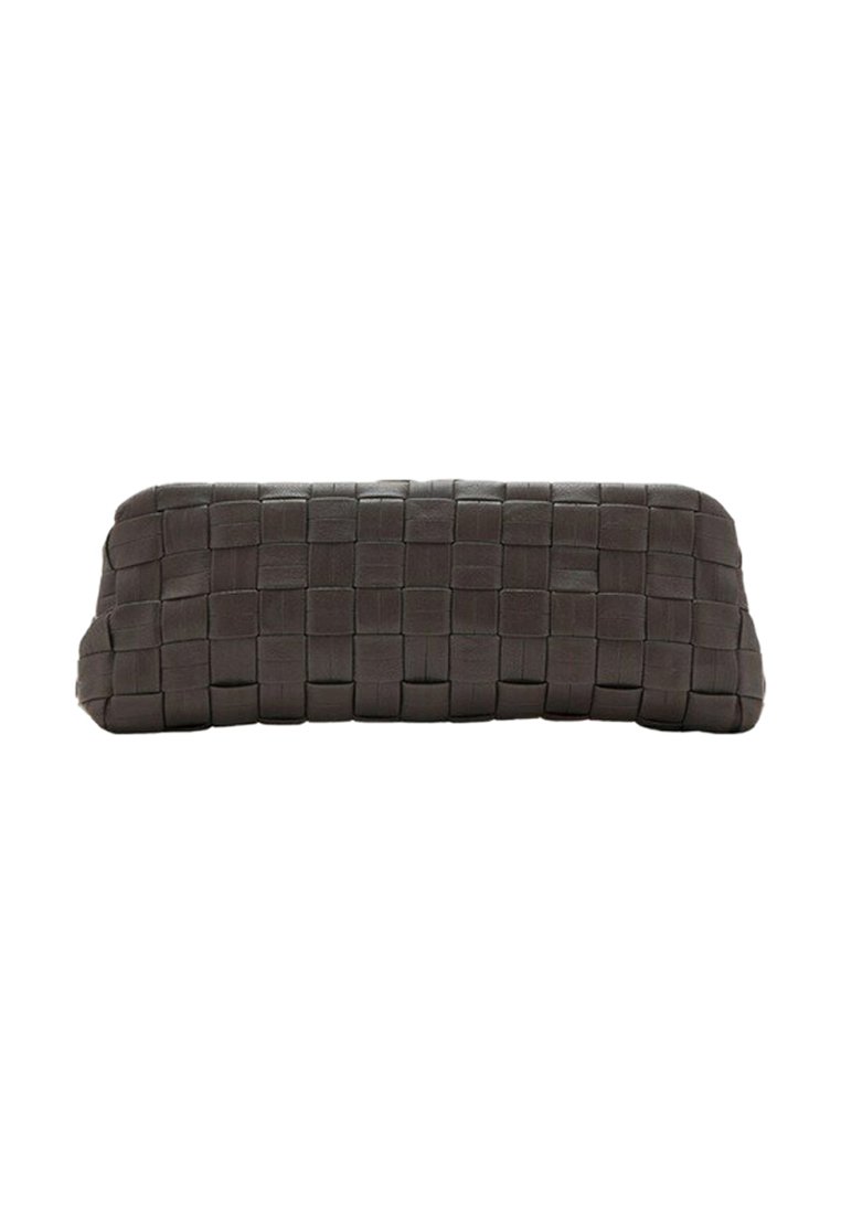 Pochette marron foncé avec un motif rectangulaire en cuir tissé et une forme douce légèrement arrondie.