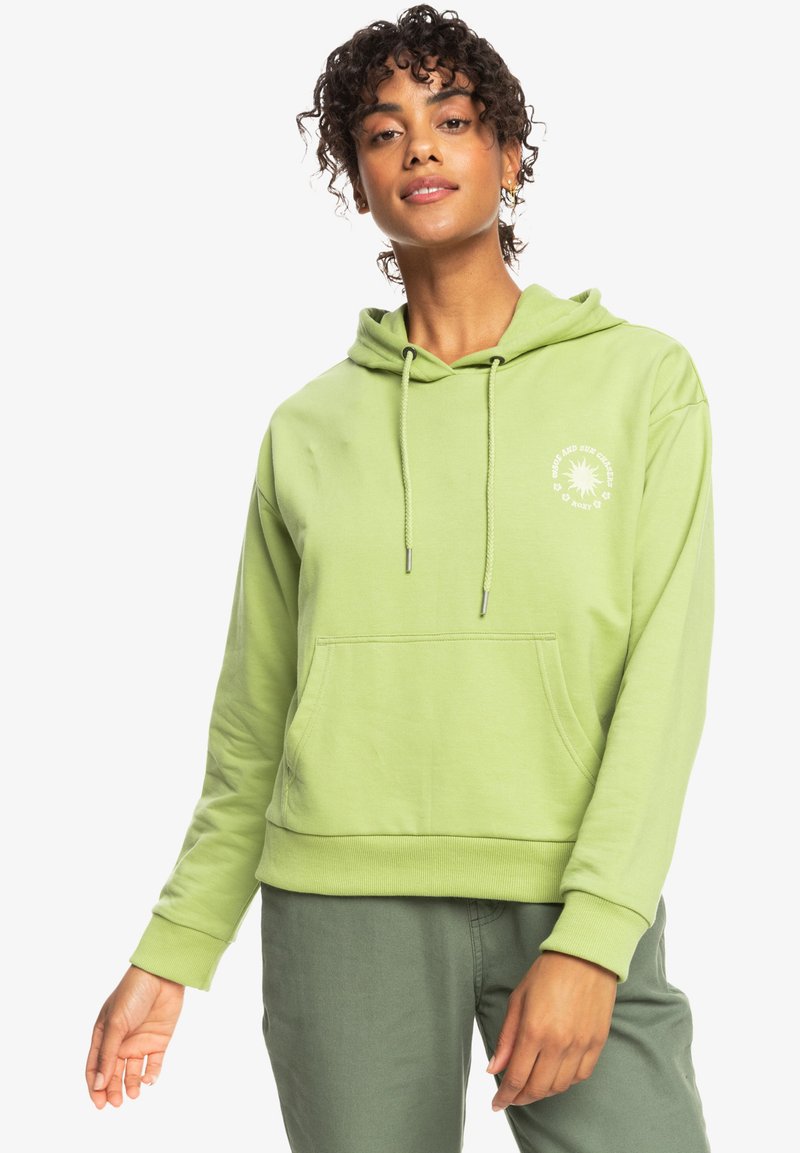 Hoodie verde chiaro con tasca frontale, cappuccio con cordoncino e piccolo logo del sole bianco sul lato sinistro del petto. Il tessuto sembra morbido e leggermente testurizzato.