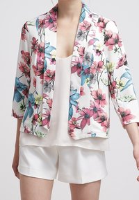 Kwiatowy blezer z różowymi i niebieskimi kwiatami na białym tle, wykonany z lekkiego, przezroczystego materiału, z rękawami o długości do łokcia.