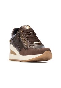 Baskets marron avec un mélange de cuir et de daim, fermeture à lacets, zip sur le côté et semelle en caoutchouc. Présente des accents dorés et un logo.