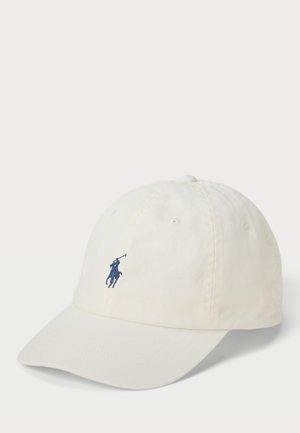 Boné de algodão branco com aba curva, apresentando um logo bordado em azul de um jogador de polo em um cavalo.