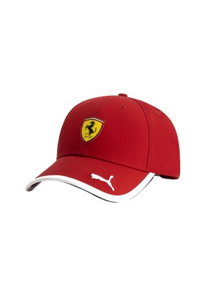 Czerwony czapka bejsbolowa wykonana z gładkiego materiału, z żółtym logo Ferrari i białym akcentem Puma na daszku. Zgięty design daszka.