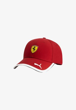 Czerwony czapka bejsbolowa wykonana z gładkiego materiału, z żółtym logo Ferrari i białym akcentem Puma na daszku. Zgięty design daszka.