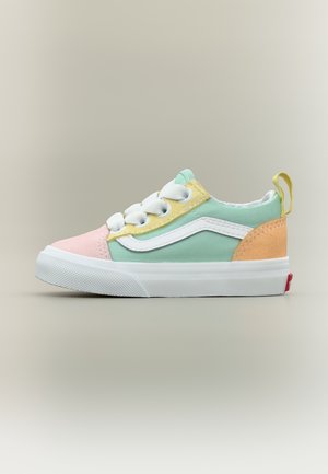 Παιδικό αθλητικό παπούτσι χαμηλού τύπου με πάνελ σε παστέλ πράσινο, ροζ, κίτρινο και πορτοκαλί, λευκή σόλα και λευκά κορδόνια σε ουδέτερο φόντο.
