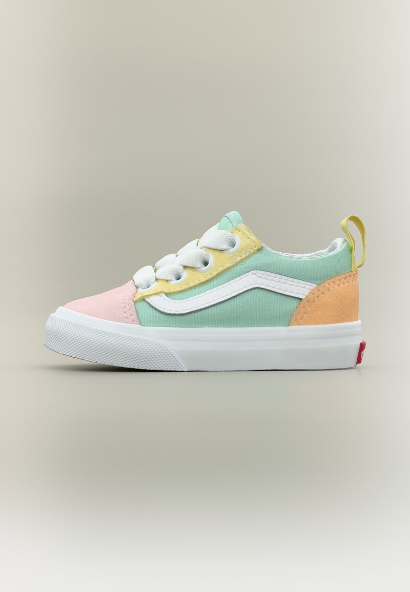 Παιδικό αθλητικό παπούτσι χαμηλού τύπου με πάνελ σε παστέλ πράσινο, ροζ, κίτρινο και πορτοκαλί, λευκή σόλα και λευκά κορδόνια σε ουδέτερο φόντο.