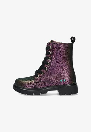 Stivaletto stringato con suola nera e tomaia sintetica lucida a macchie iridescenti viola e verde. Presenta occhielli metallici e due dettagli turchesi.