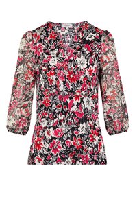 Blouse noire à motif floral avec manches transparentes trois-quarts. Présente des fleurs rouges et blanches avec des accents verts, un décolleté en V et une taille froncée.