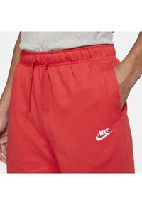 Nike Sportswear CLUB  - Kratke hlače - university red/white