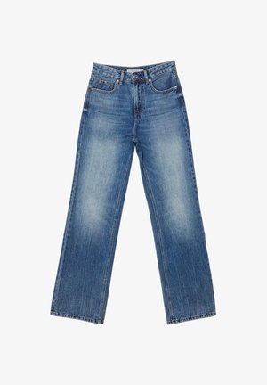 Plave traperice ravnog kroja s kopčanjem na gumbe i zatvarač, prednjim i novčanik džepovima, te diskretnim ispranim detaljima.