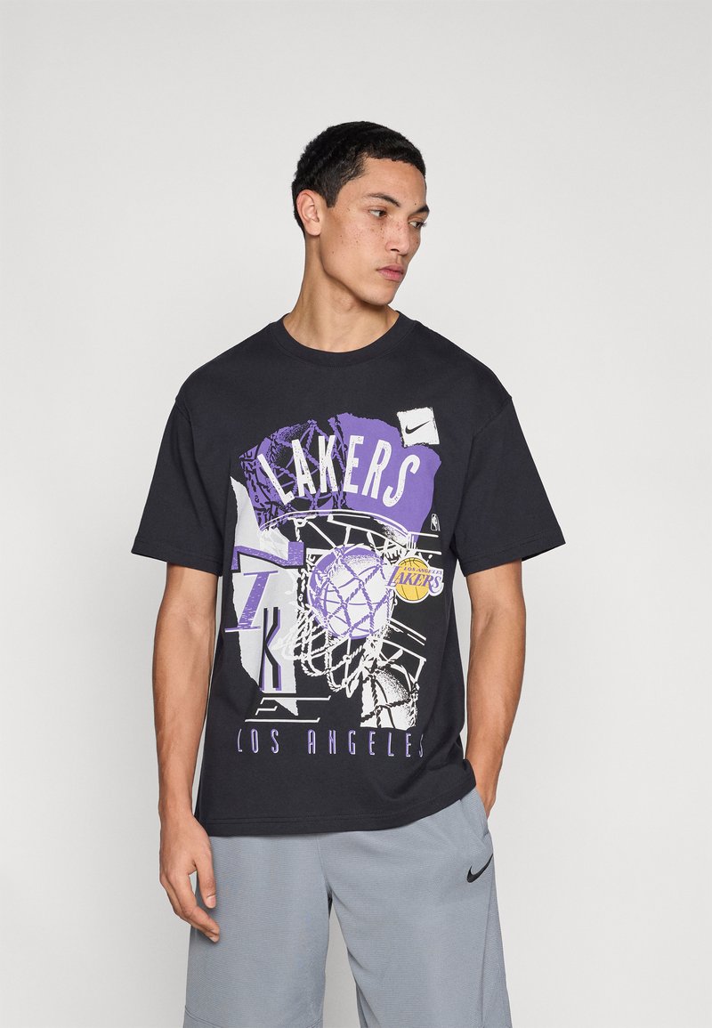 Czarny bawełniany t-shirt z grafiką Lakers w kolorach fioletowym i białym, z okrągłym dekoltem i krótkimi rękawami. Gładka faktura, casualowy design.