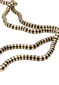 Metalowa naszyjnik z naprzemiennie ułożonymi czarnymi i złotymi paskami, gładką fakturą, elastycznym wzornictwem oraz spiralnym, wężowatym kształtem.