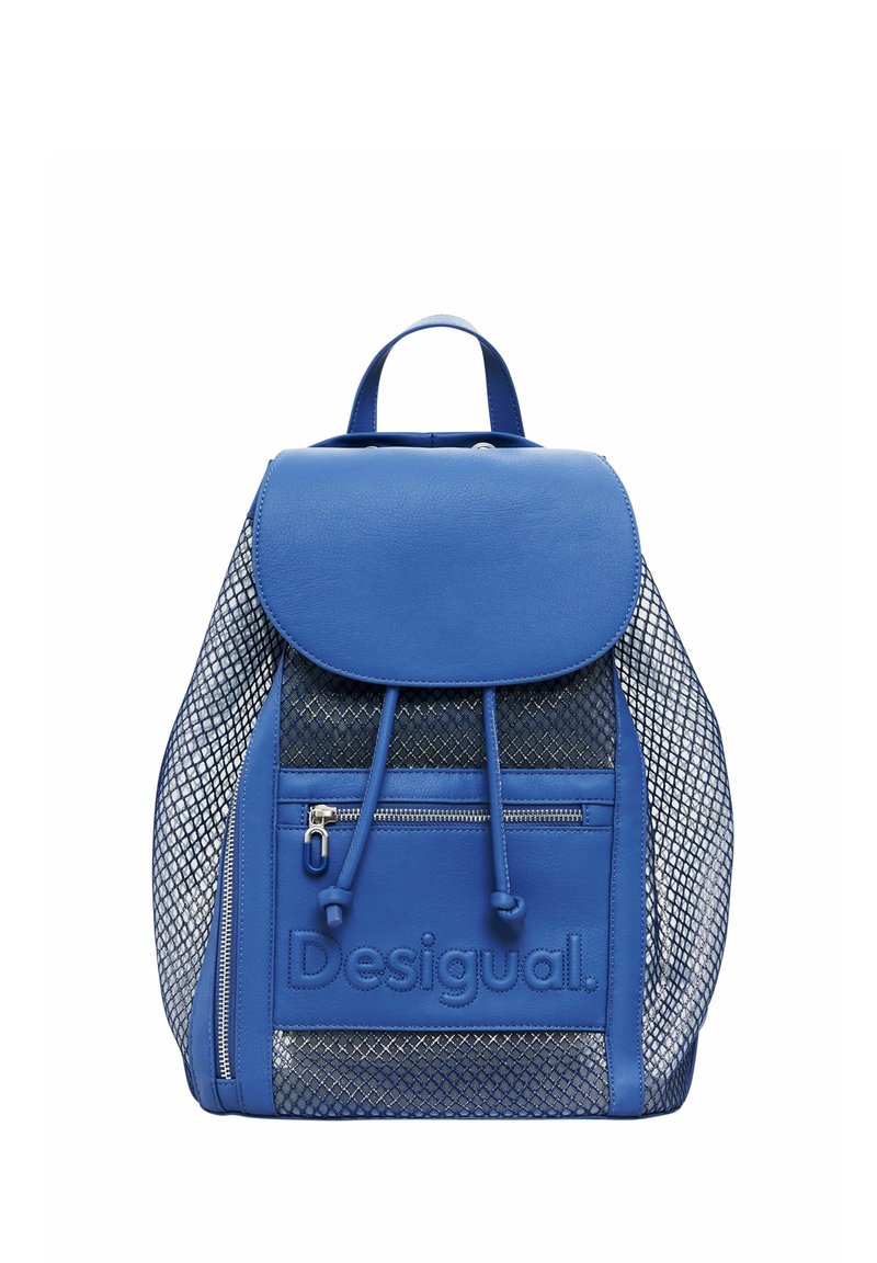 Blauer Rucksack mit einem Lederdeckel, Netz-Seitenpaneelen und einer vorderen Reißverschlusstasche. Mit Kordelzugverschluss und geprägt Logo.