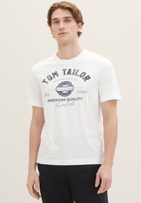 Weiße Baumwoll-T-Shirt mit Rundhalsausschnitt, kurzen Ärmeln und bedrucktem Text in Marineblau und Hellblau. Einfaches Design mit lockerer Passform.