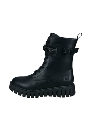 Botín de cuero negro hasta el tobillo con cordones en la parte delantera, detalle de tira trenzada, herrajes de hebilla y suela de goma con serración. Textura suave, diseño robusto.