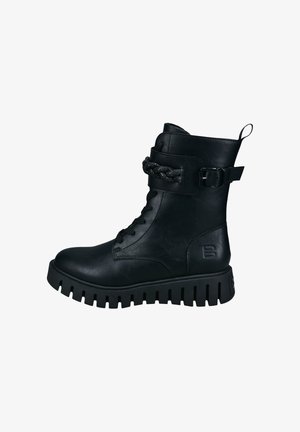 Schwarze Leder-Stiefelette mit Schnürung, geflochtenem Riemen, Schnallenbeschlägen und gezackter Gummisohle. Glatte Textur, robustes Design.
