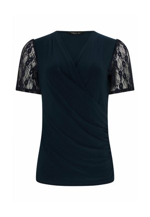 Granatowa bluzka w stylu kopertowym z dekoltem w kształcie litery V i krótkimi, przezroczystymi koronkowymi rękawami ozdobionymi kwiatowym wzorem.