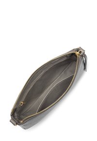 Borsa in pelle grigia con superficie texturizzata, zip dorata e interno in tessuto liscio; nessun vano visibile all'interno.