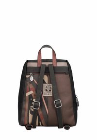 Mochila con texturas mixtas, con una base marrón, acentos negros y patrones abstractos coloridos. Incluye correas de hombro ajustables y herrajes.
