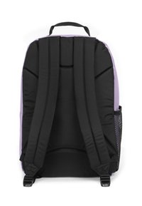 Svart och lavendellila ryggsäck med vadderade remmar, en texturerad yta och en nätficka på sidan. Minimalistisk design med justerbara spännen.
