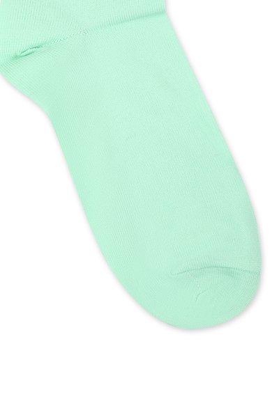 Calzino in cotone verde menta chiaro, con una superficie liscia, fascia elastica alla caviglia e punta arrotondata. Nessun motivo o accessorio visibile.