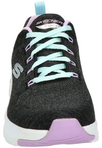 Zapatilla deportiva negra con un upper texturizado, cordones de color azul claro y acentos en lavanda. Presenta una lengüeta y un tirador en el talón acolchados.
