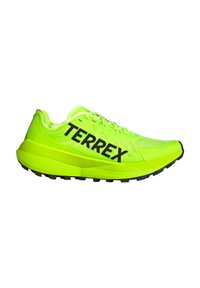 Scarpa da corsa leggera di un vivace verde neon con il marchio "TERREX" in nero, tomaia in rete e suola nera robusta per aderenza.